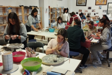 Descubre dónde aprender cerámica en Sevilla, qué técnicas puedes aprender y cómo elegir una escuela. Clases de cerámica y alfarería en Cerámica Viva.
